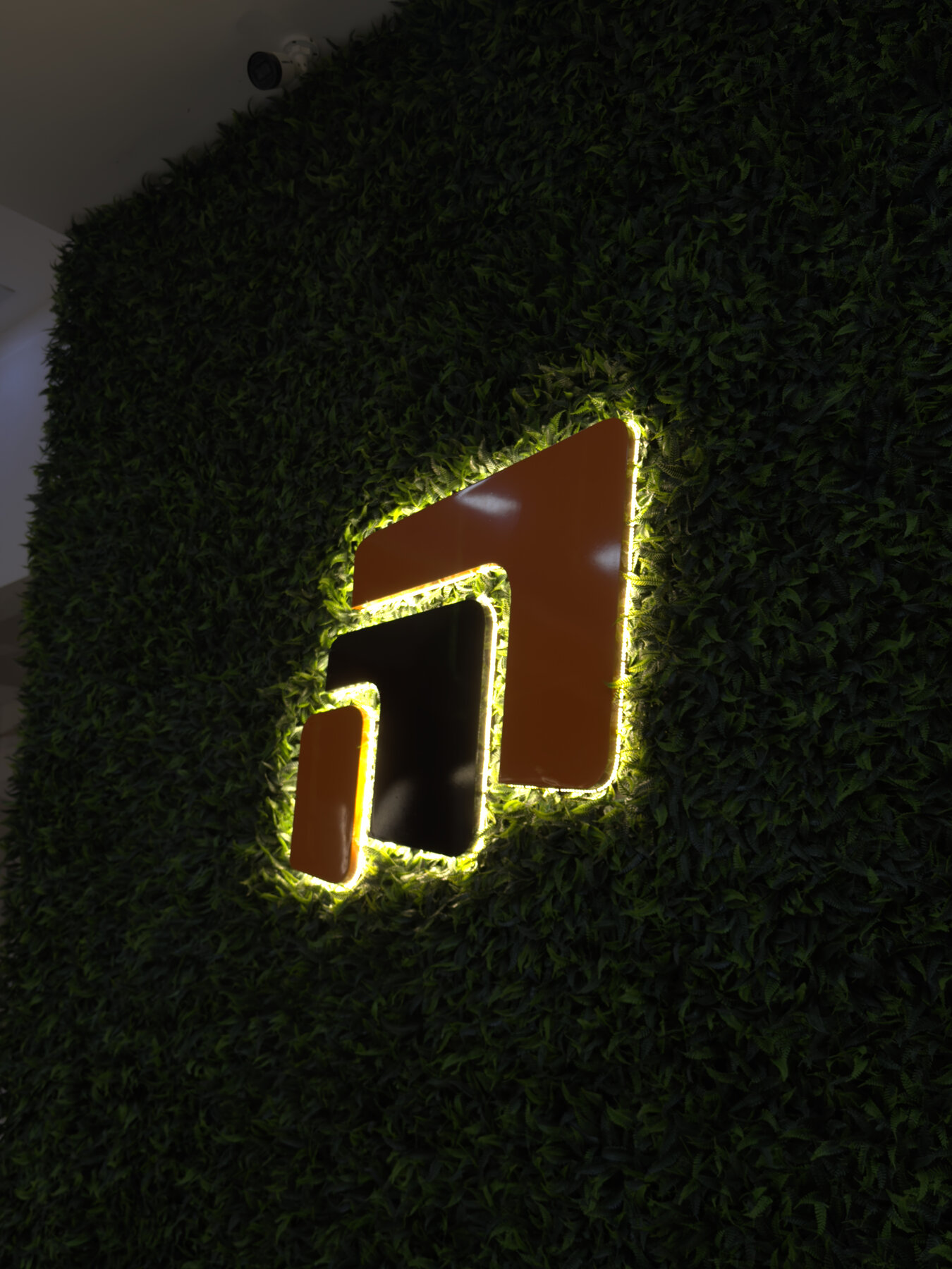 Fachada com logo iluminado da Supritronica
