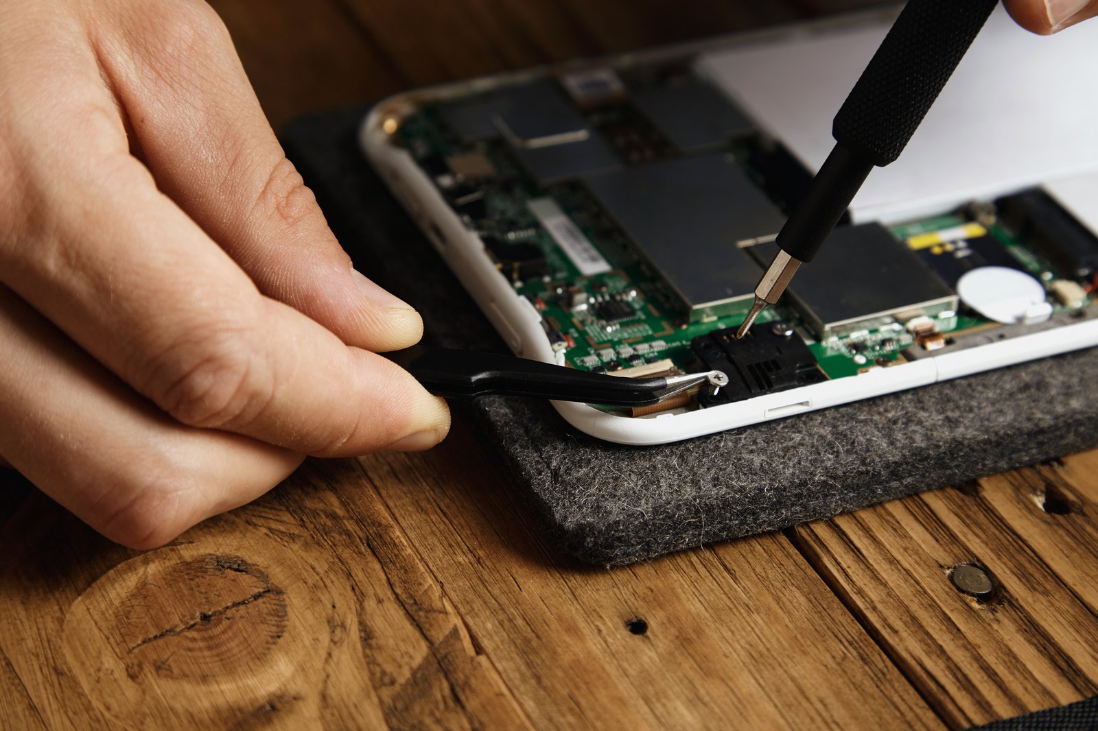 Técnico da Supritronica realizando conserto de celular